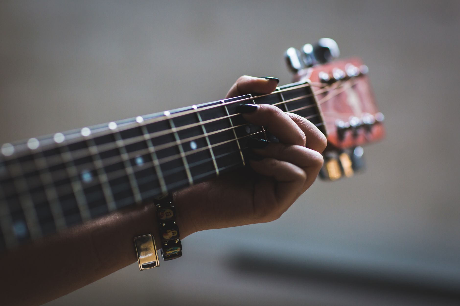 Detalle de dedo sobre instrumento musical — técnica precisa de posición del dedo en instrumento
